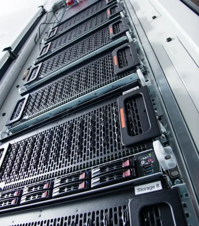 rack-de-servidor-dentro-da-sala-do-data-center-fechar-um-na-armazenamento-dados-204787376